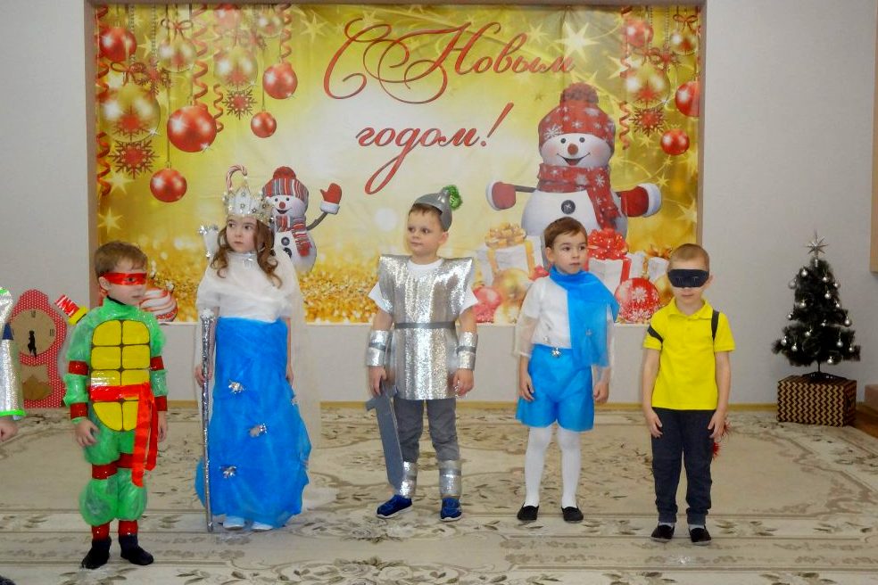  В Тамбове в детском саду «Русалочка» прошло дефиле новогодних костюмов из пакетов, фольги и утеплителя - фото 2