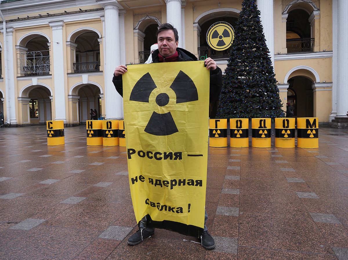 Активисты сделали инсталляцию у Гостиного двора в знак протеста против ввоза урановых «хвостов» из Германии    - фото 2