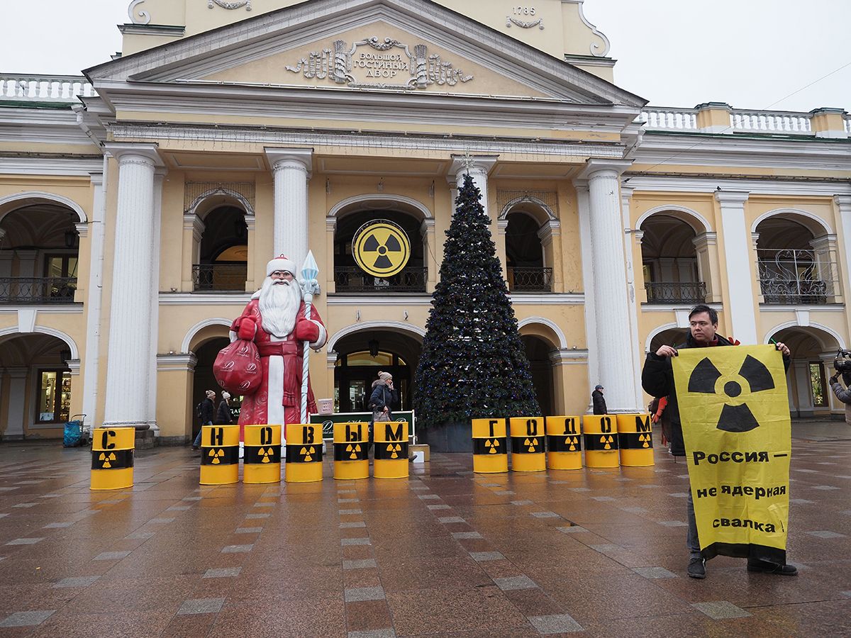 Активисты сделали инсталляцию у Гостиного двора в знак протеста против ввоза урановых «хвостов» из Германии    - фото 3