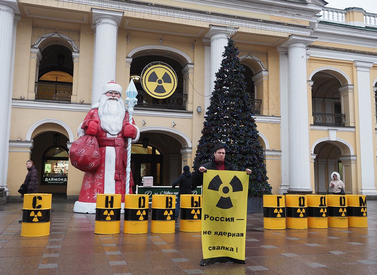 Активисты сделали инсталляцию у Гостиного двора в знак протеста против ввоза урановых «хвостов» из Германии    - фото 4