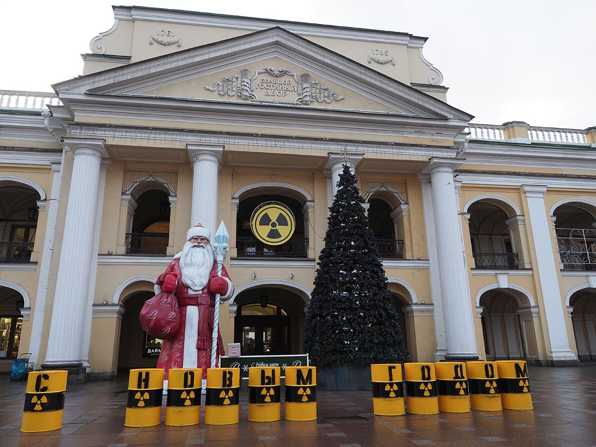 Активисты сделали инсталляцию у Гостиного двора в знак протеста против ввоза урановых «хвостов» из Германии    - фото 5