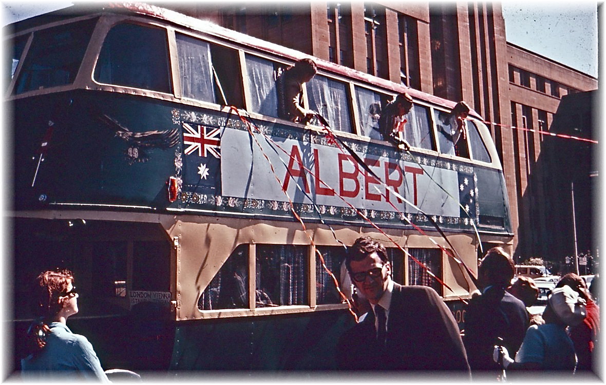  Компания «Albert Tours» предлагала автобусный тур Лондон — Калькутта за 145 фунтов стерлингов, включая питание. Этот автобусный маршрут из Лондона в Калькутту считается самым длинным в мире - фото 2