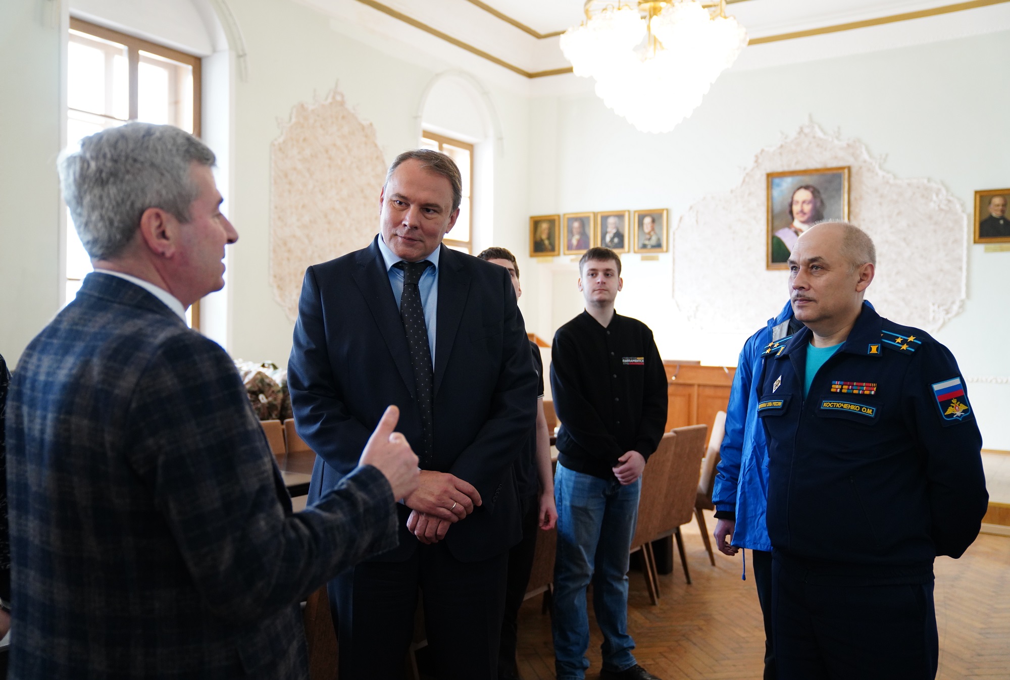 Петр Толстой навестил участников СВО в госпитале им. Н.Н. Бурденко - фото 3