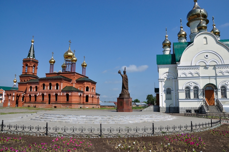 Берег Святого озера Мамонтовой пустыни посетили тысячи паломников - фото 1