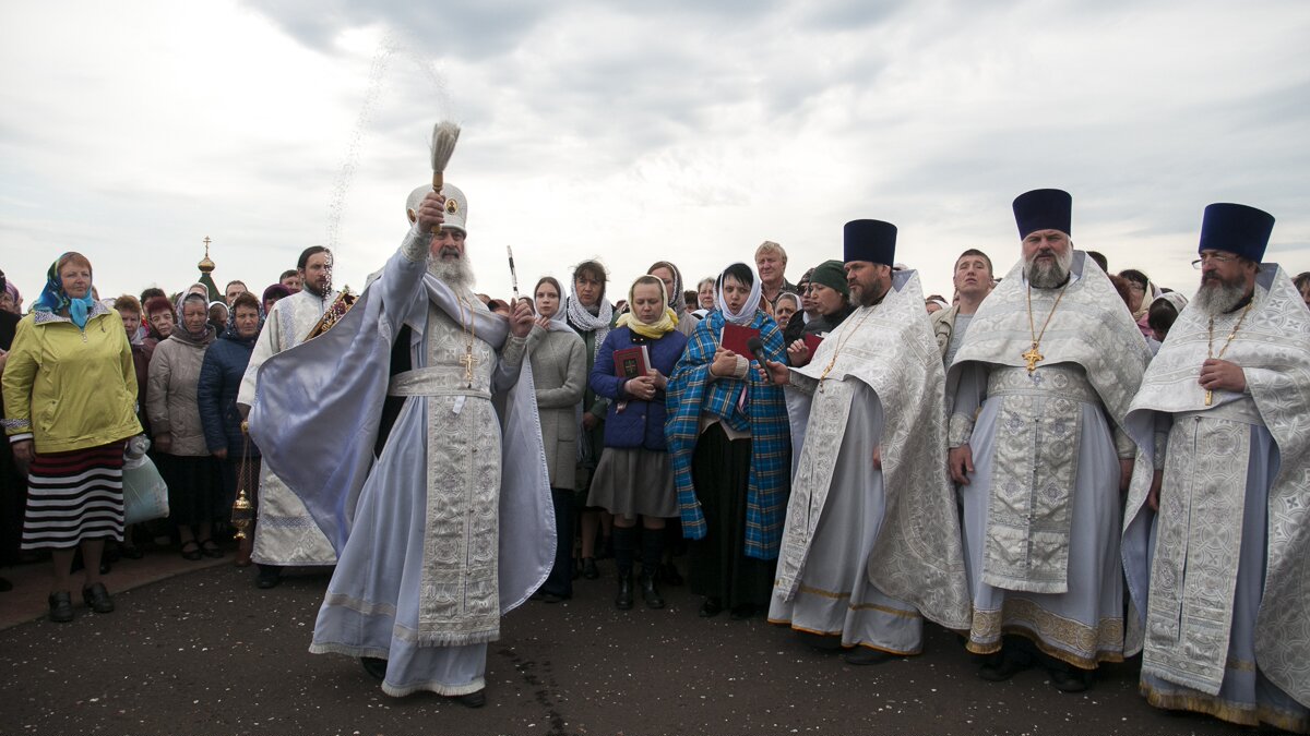 Берег Святого озера Мамонтовой пустыни посетили тысячи паломников - фото 3
