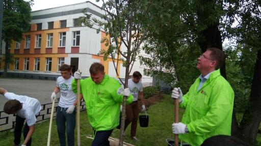 В рамках акции «Миллион деревьев» руководитель Департамента природопользования Москвы Антон Кульбачевский высадил деревья вместе с журналистами телеканала «Москва-24» и волонтерами - фото 1