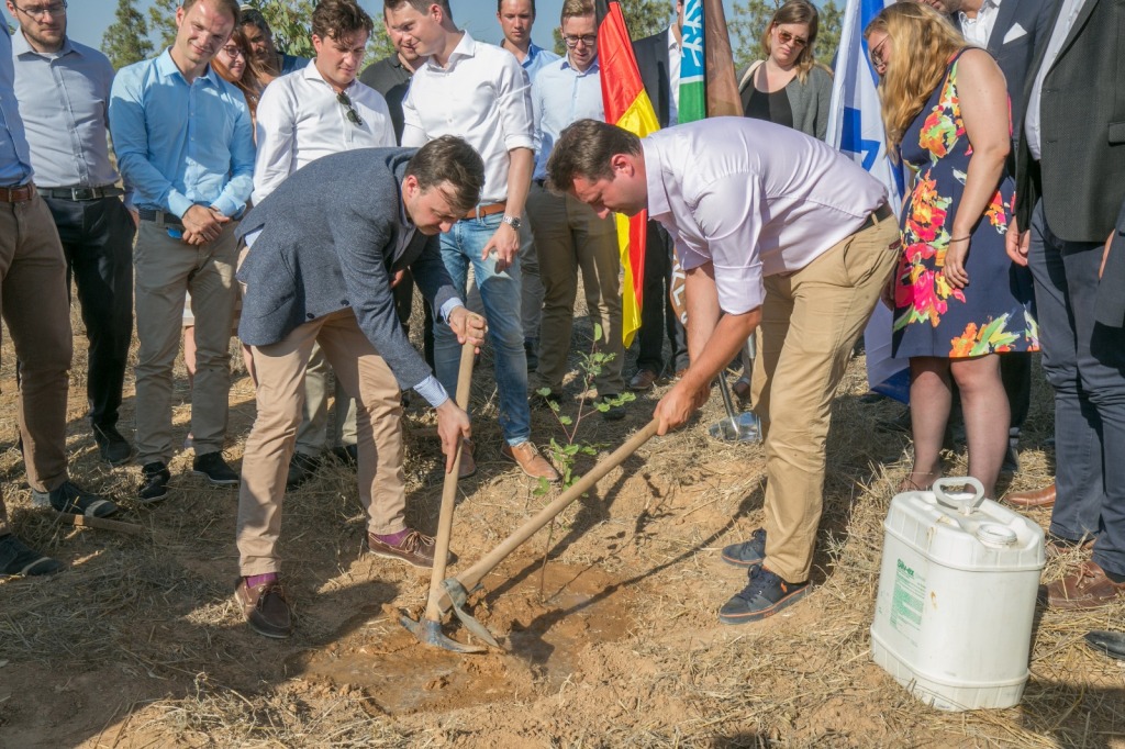 Израиль: Представители молодежного крыла правящей партии Германии приняли участие в церемонии посадки первых деревьев мемориальной рощи имени Филиппа Мисфельдера - фото 1