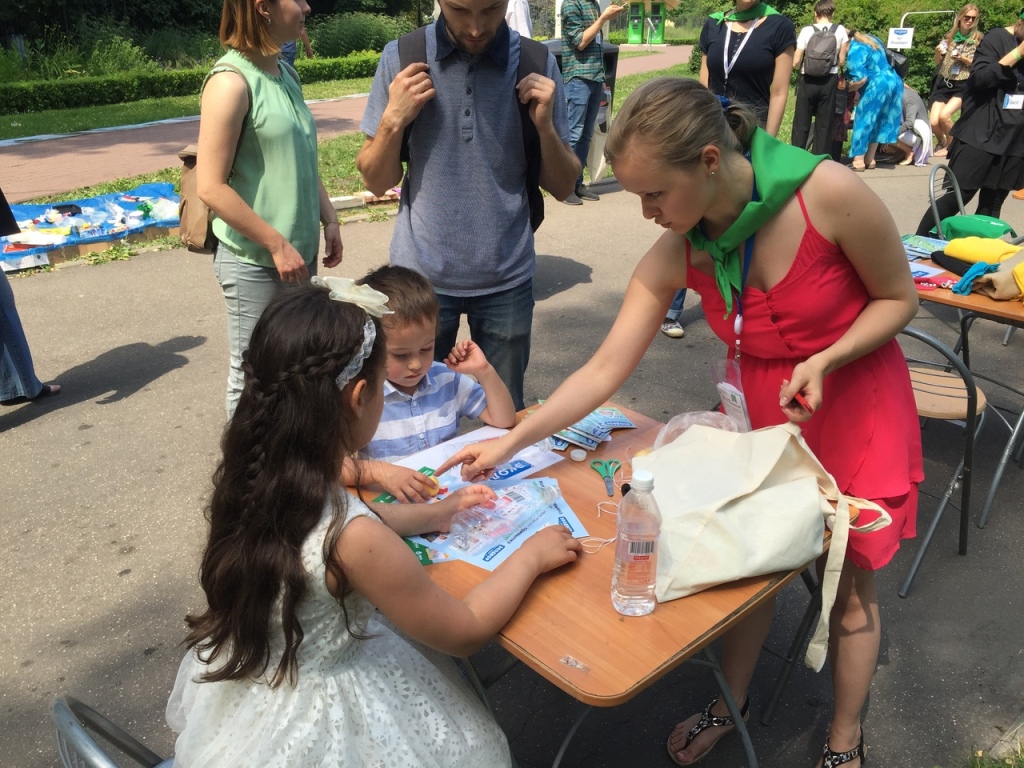 Москвичи сдали полтонны вторсырья на фестивале «Разделяй с нами» в Сокольниках - фото 3