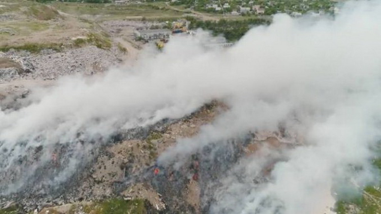 Горит мусорный полигон Непейно Дмитровского района Подмосковья - фото 1