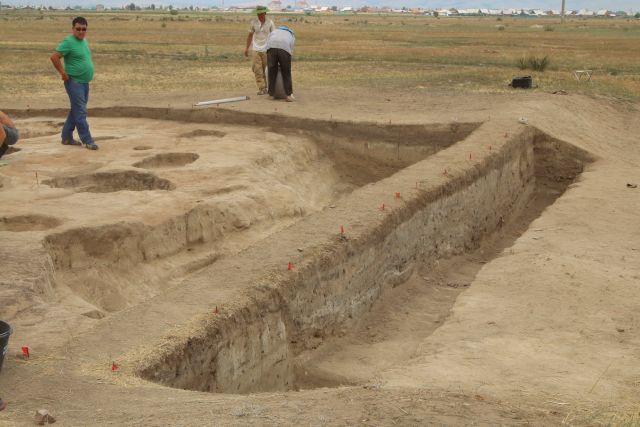 Аркадий Зарубин: Археологи на берегу реки Селенги занимаются флотацией - разделением мелких твердых частиц - фото 18