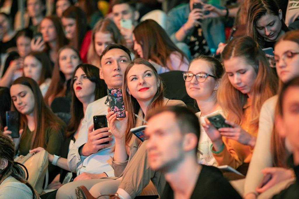 Оплаченные зрители. Фестиваль предпринимательства. Студенческий предпринимательский фестиваль. Зрители голосуют. Фестиваль студентов в Москве.