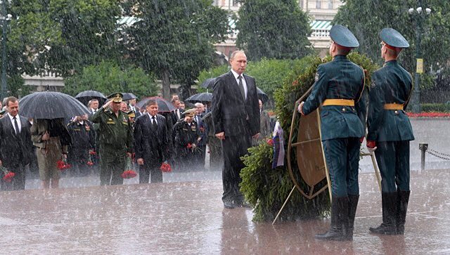 Президент России Владимир Путин в День памяти и скорби возложил венок к Вечному огню у Могилы Неизвестного солдата - фото 2