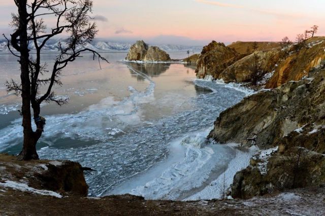 Лёд на озере ‪#‎Байкал‬ в этом году ровный, как каток - фото 9