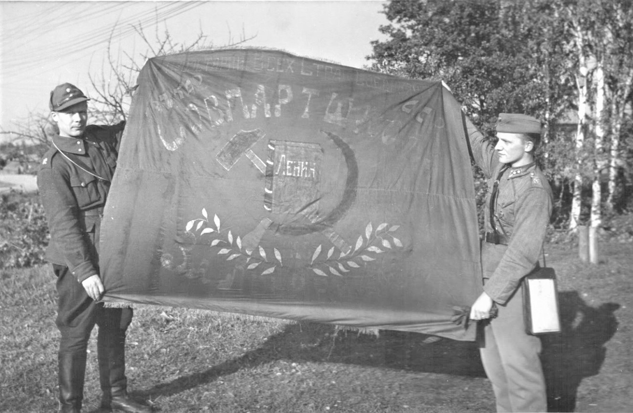 Финская ссср. Боевое Знамя РККА 1941. Захваченные знамена РККА. Финская война. Знамена, захваченные финнами. Захваченные советские знамена.