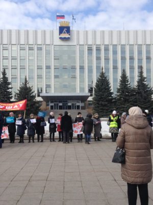 Мы столько продуктов не покупаем, сколько за мусор платить требуют! Тюменцы вышли на пикет против «мусорной реформы» - фото 2