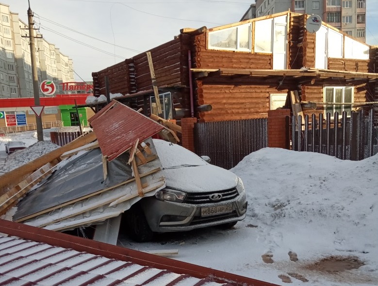 Ураган архангельск. Ураган в Архангельске. Шторм в Архангельске. Сорвало крышу зимой. Смерч в Архангельске.