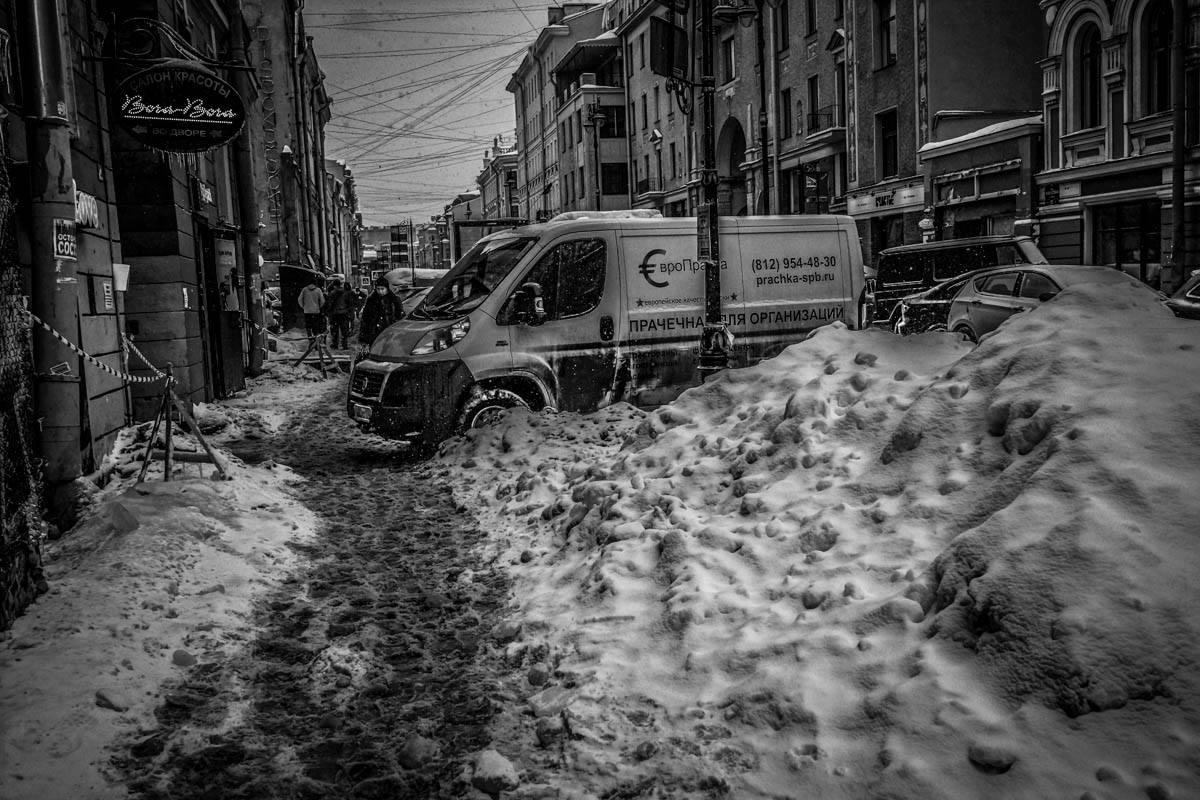 В Петербурге чиновники будут сами расчищать снег. Лопатами... - фото 6