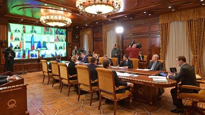 Дмиртий Медведев попросил Чайку проверить регионы, где есть проблемы с «мусорной реформой» - фото 1