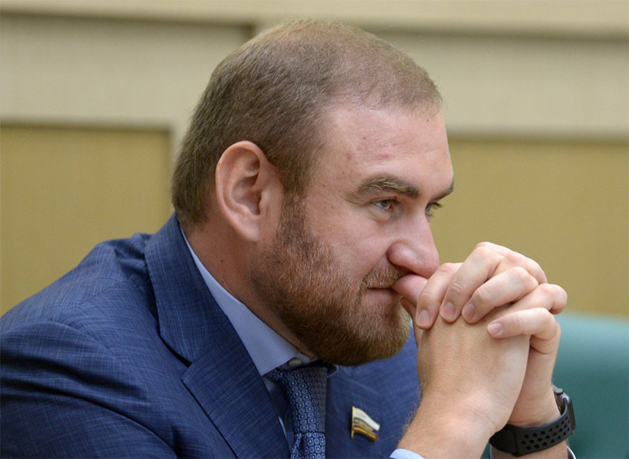Cенатор от Карачаево-Черкесии Арашуков задержан в зале заседаний Совфеда - фото 1
