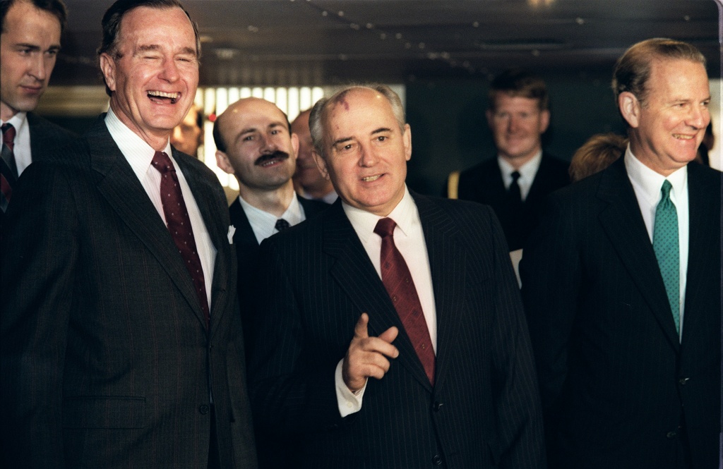 О том, как НАТО во времена Горбачева  обманула СССР, рассказали в бундестаге - фото 1