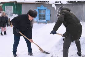 Пожилым сельчанам в Казахстане помогают освободиться из снежного плена энергетики - фото 1