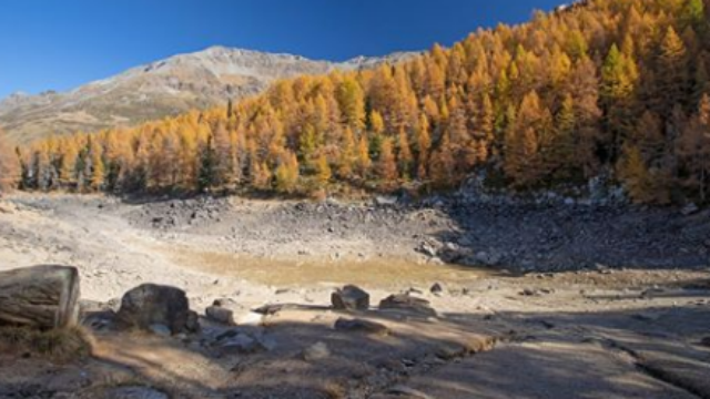 Знаменитое альпийское Голубое озеро пропало в Италии - фото 1