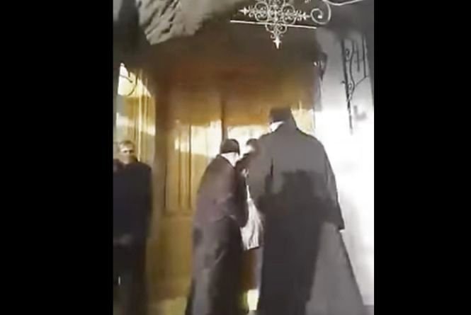 В драке с паствой автокефалов за приход в Тернопольской области священнику Филарета сломали ребра. Видео - фото 1