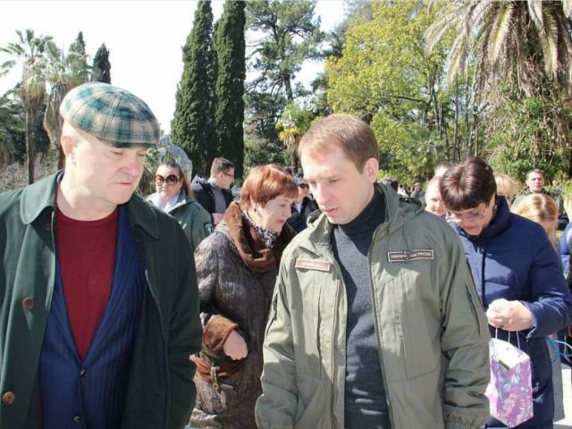 Глава МПР Александр Козлов был замечен в Сочи при посадке деревьев - фото 3