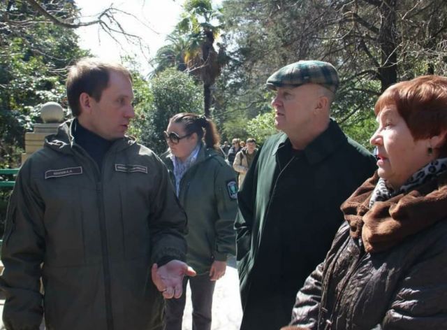 Глава МПР Александр Козлов был замечен в Сочи при посадке деревьев - фото 5