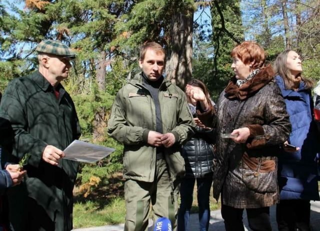 Глава МПР Александр Козлов был замечен в Сочи при посадке деревьев - фото 6