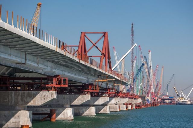 Керченский мост, «которого нет»(?) стал мешать и вызывать истерику на Украине - фото 2