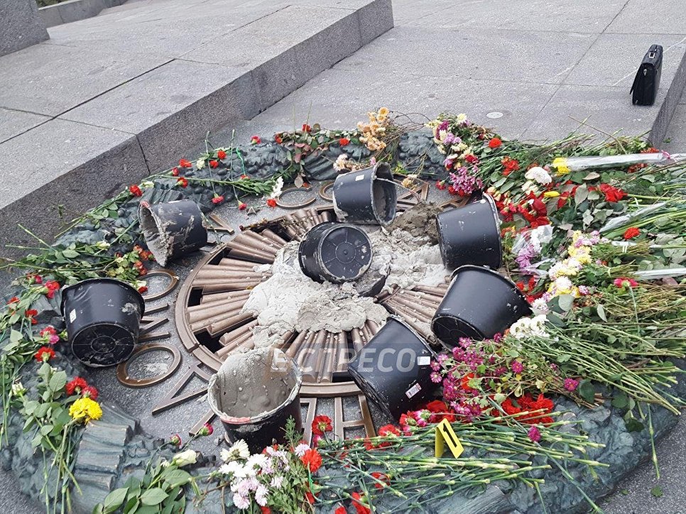 Вандалы залили цементом "Вечный огонь" в Киеве  - фото 1
