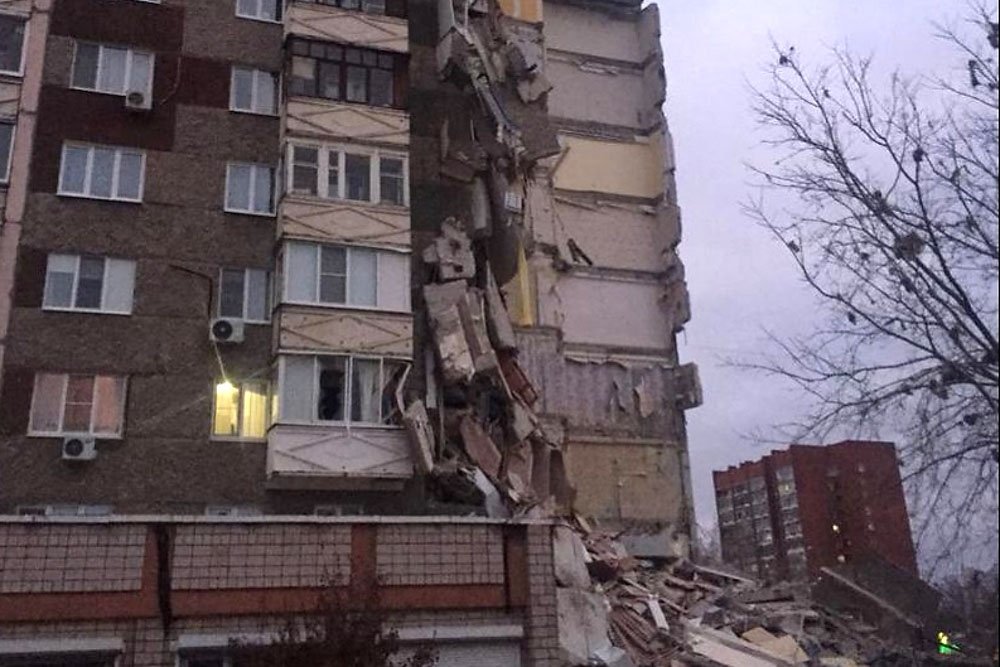 Взрыв газа  полностью разрушил подъезд девятиэтажного жилого дома Ижевска - фото 1