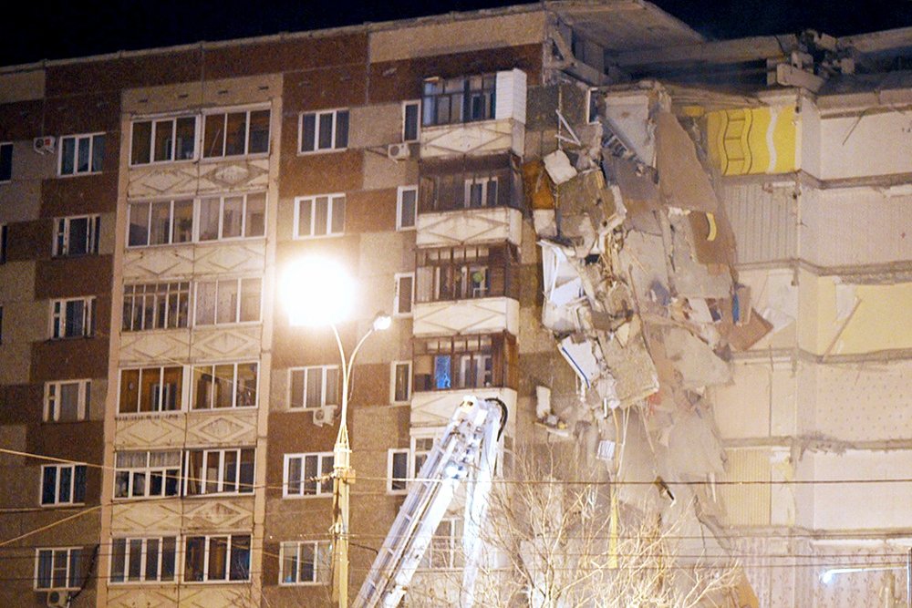 Взрыв газа  полностью разрушил подъезд девятиэтажного жилого дома Ижевска - фото 3