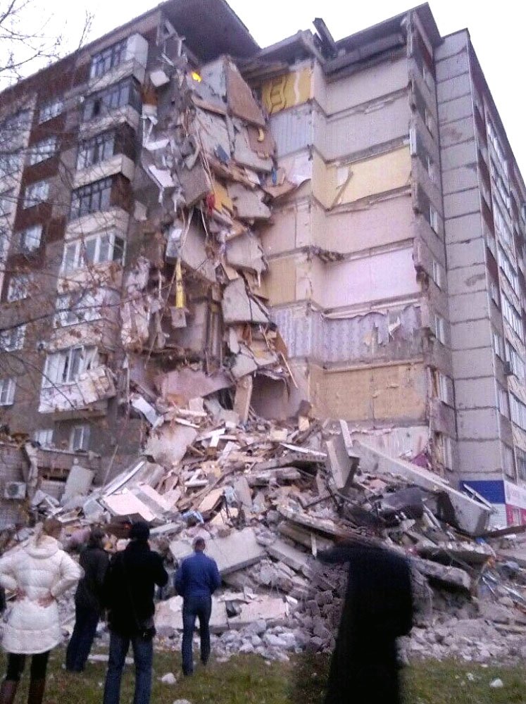 Взрыв газа  полностью разрушил подъезд девятиэтажного жилого дома Ижевска - фото 5