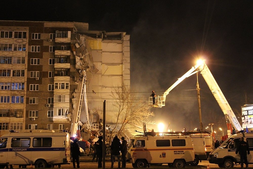 Взрыв газа  полностью разрушил подъезд девятиэтажного жилого дома Ижевска - фото 2