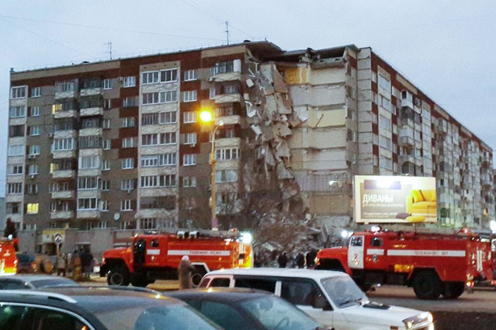 Взрыв газа  полностью разрушил подъезд девятиэтажного жилого дома Ижевска - фото 6