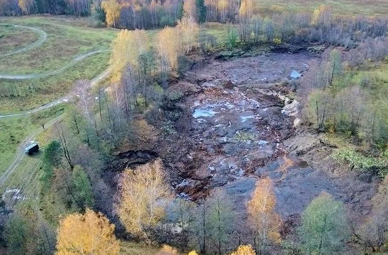Во Владимирской области лесное озеро с рыбой ушло под землю - фото 1