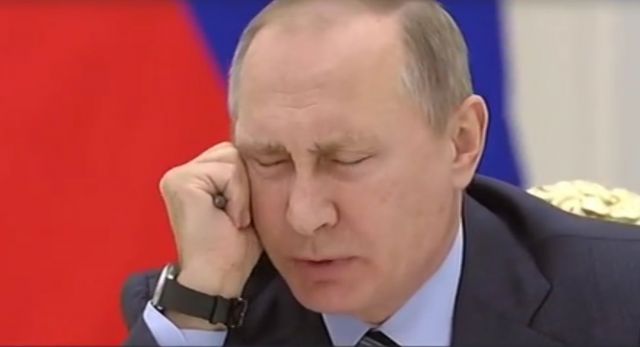 Владимир Путин слушает выступление Жириновского на встрече с лидерами фракций - фото 4