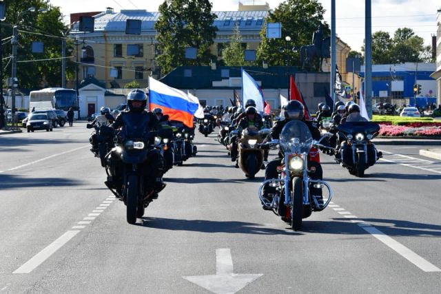 По традиции мотоциклисты Санкт-Петербурга дважды в год обязательно встречаются на Дворцовой площади - фото 7