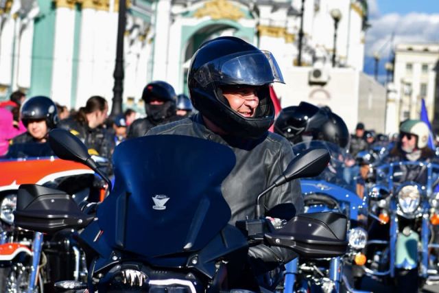 По традиции мотоциклисты Санкт-Петербурга дважды в год обязательно встречаются на Дворцовой площади - фото 1