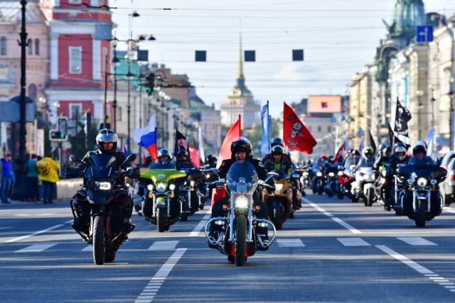 По традиции мотоциклисты Санкт-Петербурга дважды в год обязательно встречаются на Дворцовой площади - фото 11