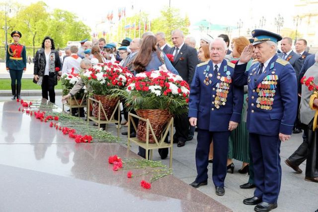 Мэр Москвы Сергей Собянин возложил цветы к Могиле Неизвестного Солдата - фото 4