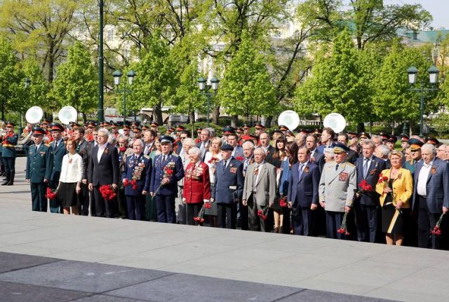 Мэр Москвы Сергей Собянин возложил цветы к Могиле Неизвестного Солдата - фото 5