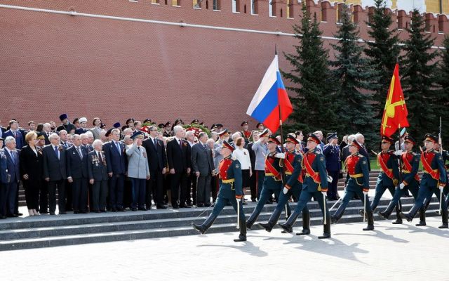 Мэр Москвы Сергей Собянин возложил цветы к Могиле Неизвестного Солдата - фото 6