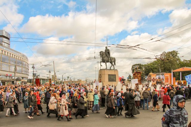 Праздничный Крестный ход в честь перенесения мощей Александра Невского - фото 5