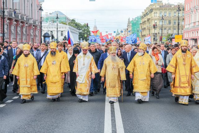 Праздничный Крестный ход в честь перенесения мощей Александра Невского - фото 9