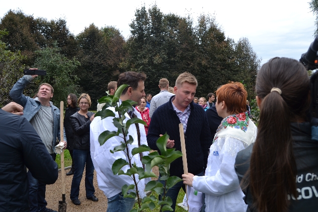 Главный эколог столицы посадил свое тысячное дерево в Москве  - фото 14