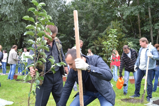 Главный эколог столицы посадил свое тысячное дерево в Москве  - фото 33