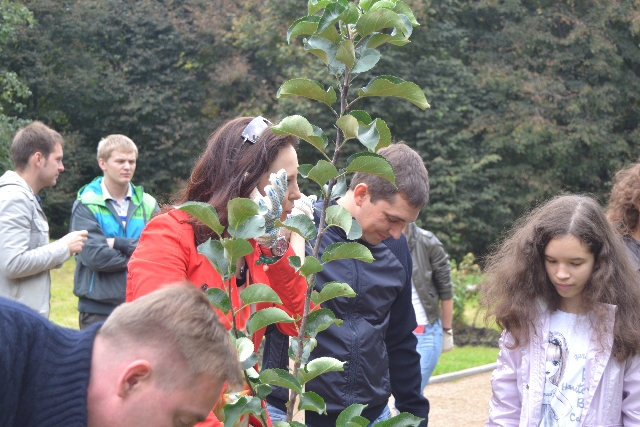 Главный эколог столицы посадил свое тысячное дерево в Москве  - фото 40